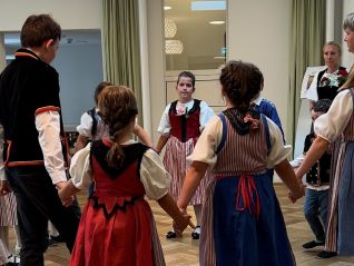 Tanzvorführung mit der Kindertanzgruppe der Trachtengruppe Worb
